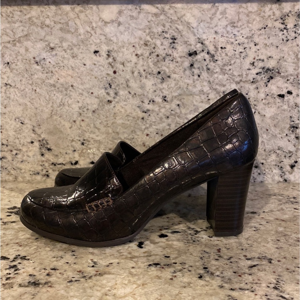 Liz Claiborne Crocodile Embossed Pumps